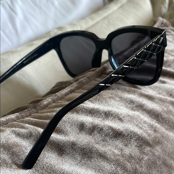 Chic Black Sunglasses - Picture 2 of 7